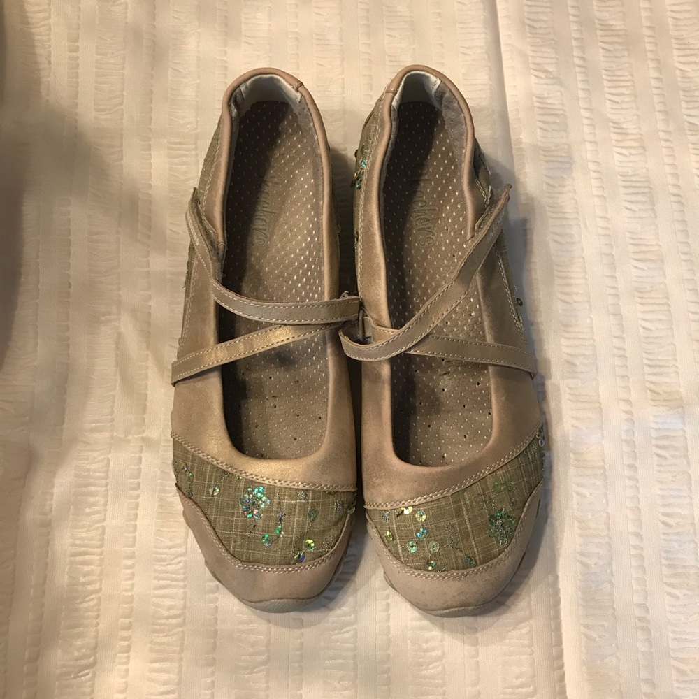 Sketchers tan leather/fabric closed-toed shoes, size 8.5